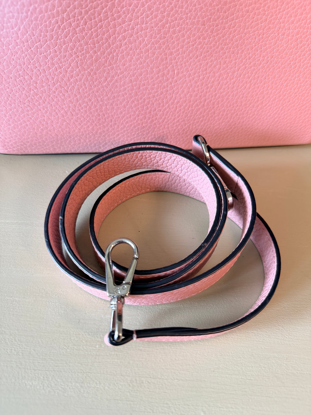 Louis Vuitton pink Capucines — detail photo 1723