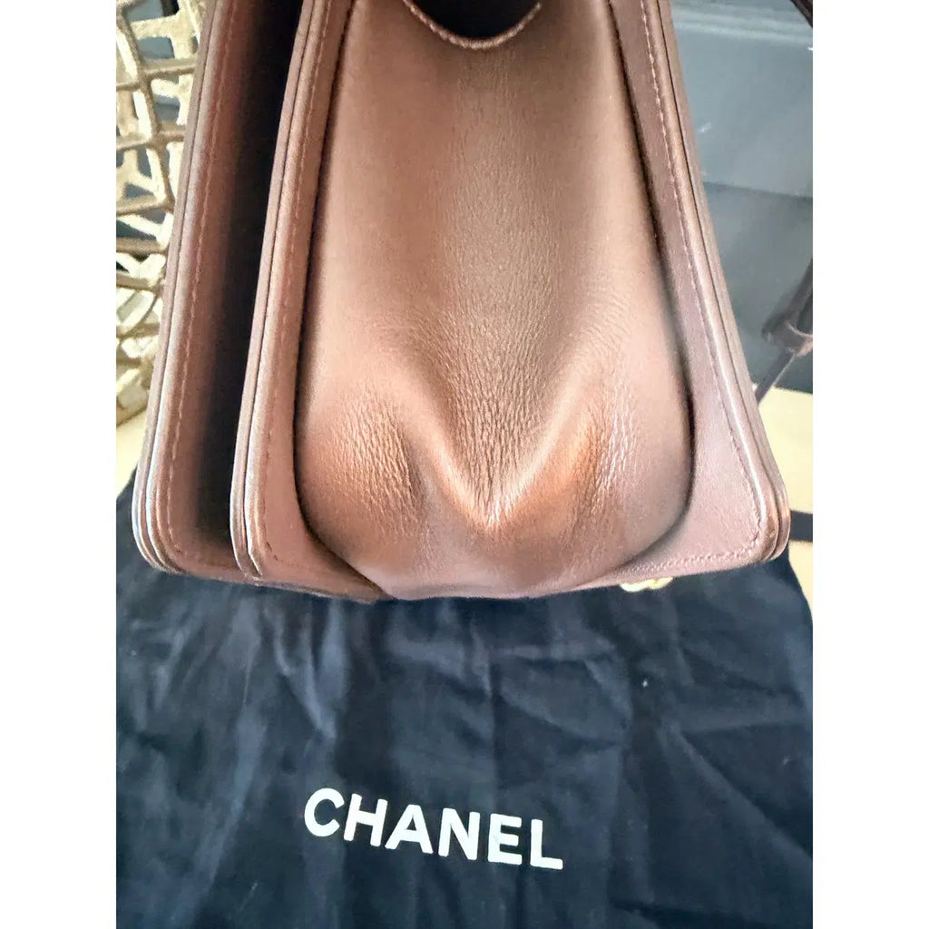 Chanel Boy Shoulder Bag | Brown Patent Leather — photo 5