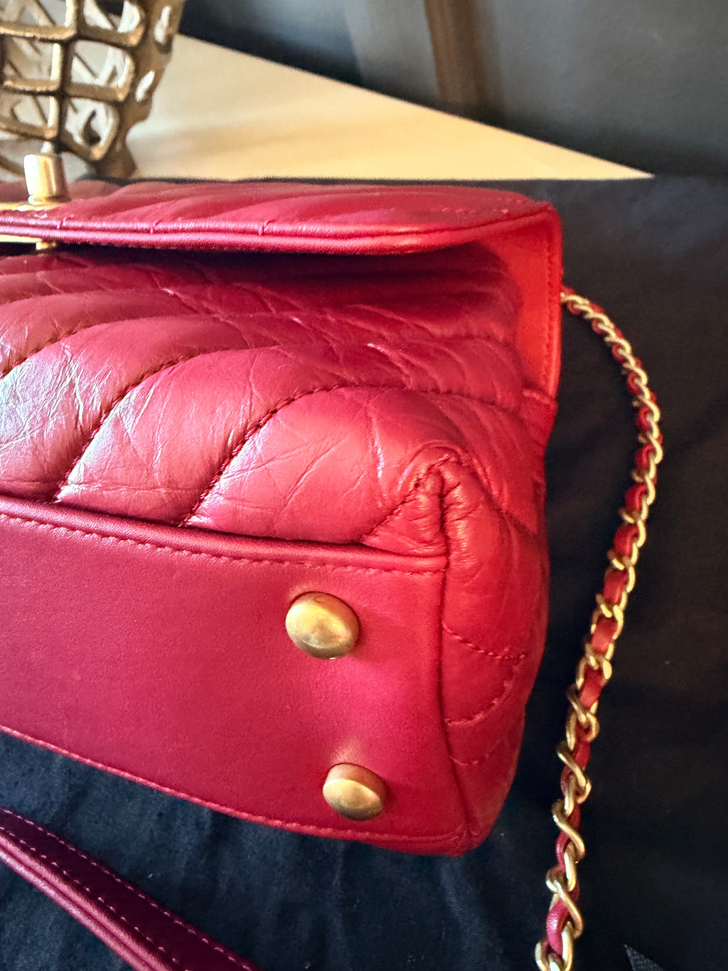 Chanel red chevron Coco Handle – Opposite base corner condition