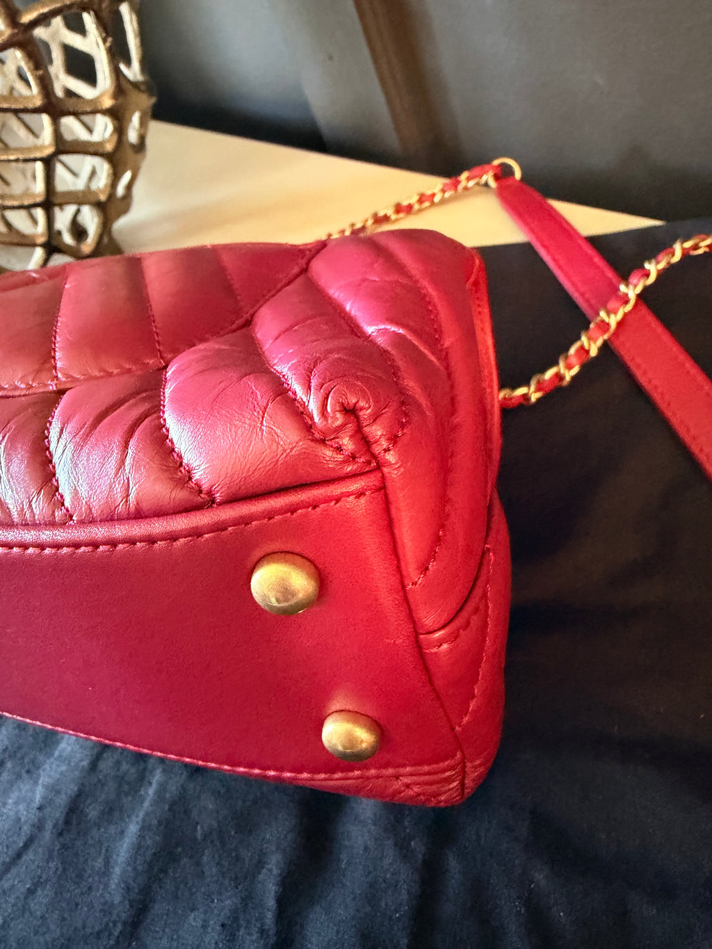 Chanel red chevron Coco Handle – Leather corner detail