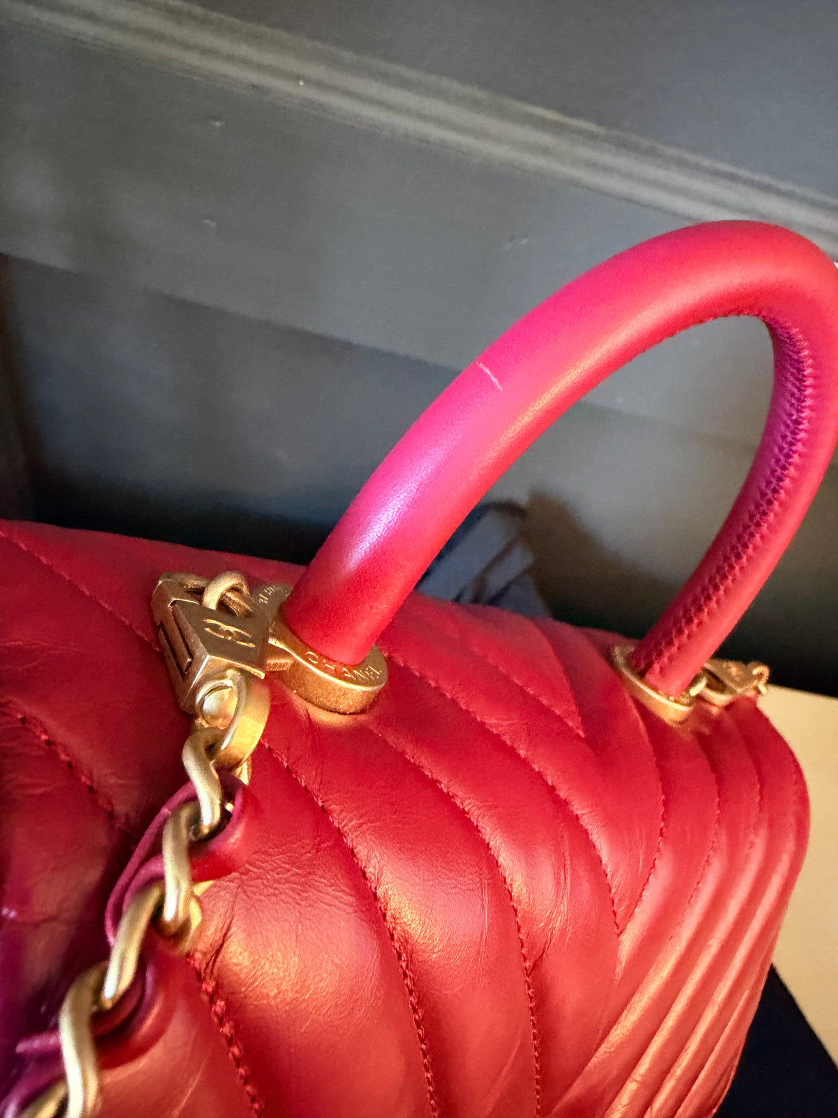 Chanel red chevron Coco Handle – Handle and flap detail