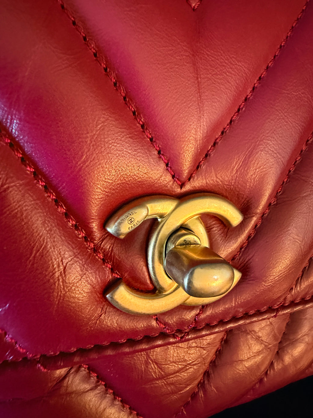 Chanel red chevron Coco Handle – CC turn-lock close-up